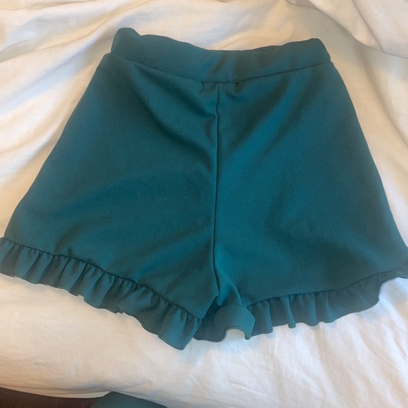 Pretty little thing ruffle shorts - Picture 4 of 5